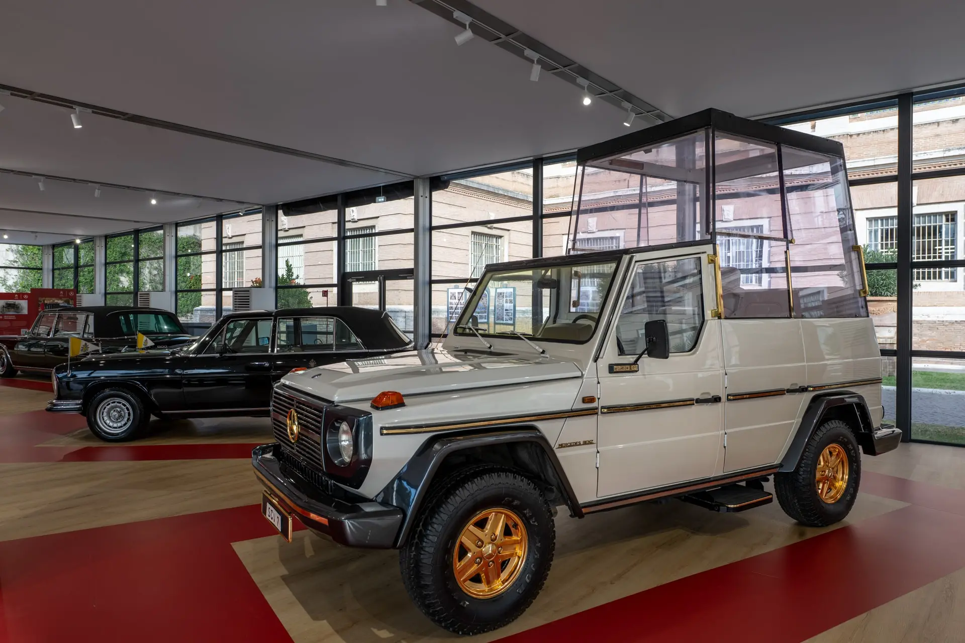 Mercedes-Benz celebra un secolo di papamobile: mostra esclusiva in Vaticano