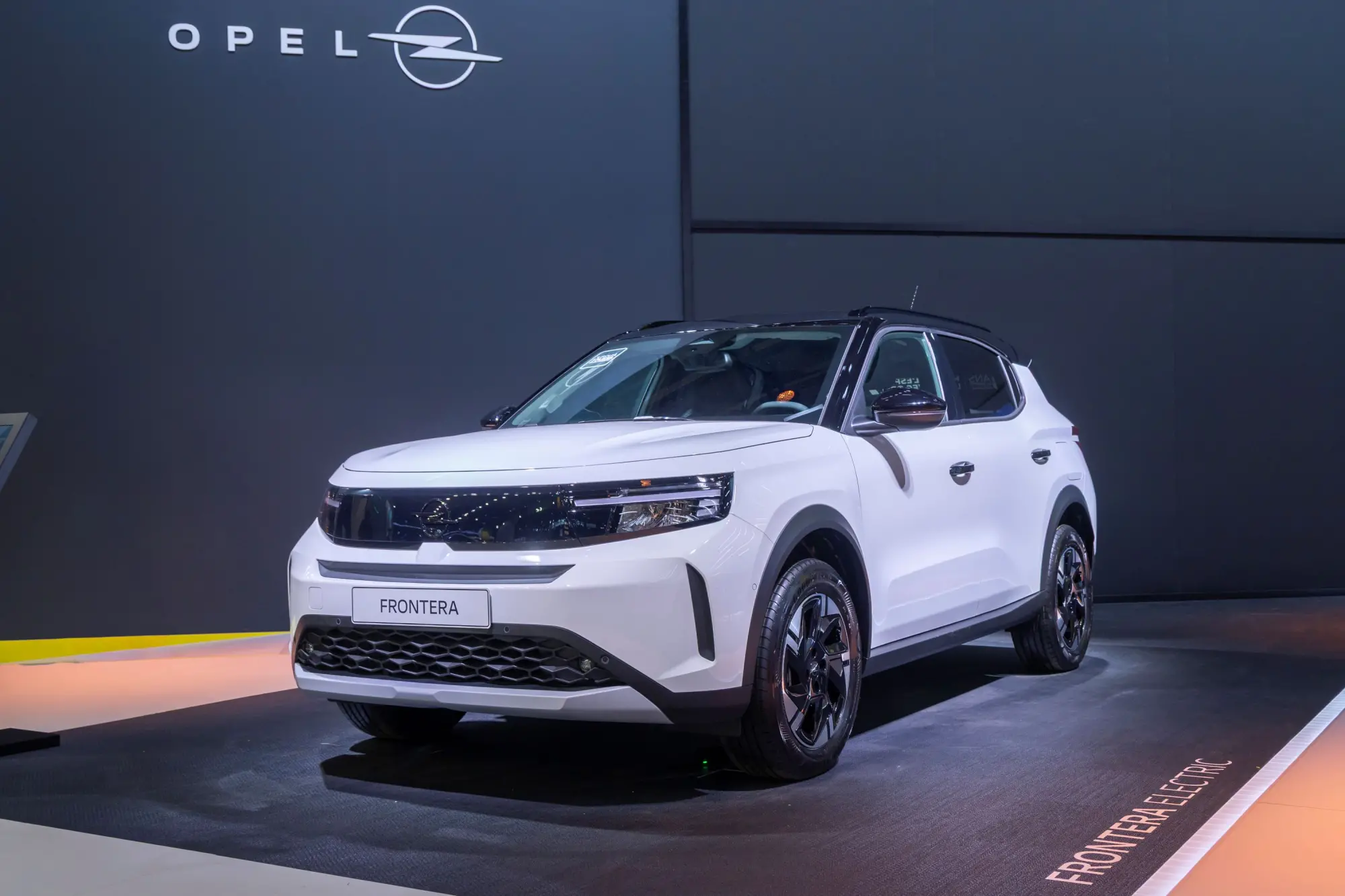 Opel conquista il Salone di Parigi con la nuova famiglia di SUV elettrici
