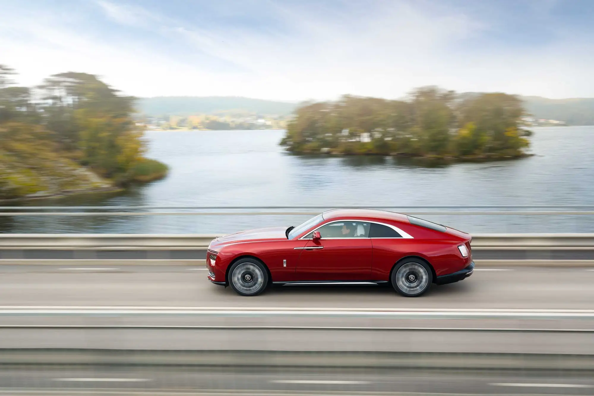 Rolls-Royce Spectre Series II debutta a Stoccolma con più autonomia e potenza