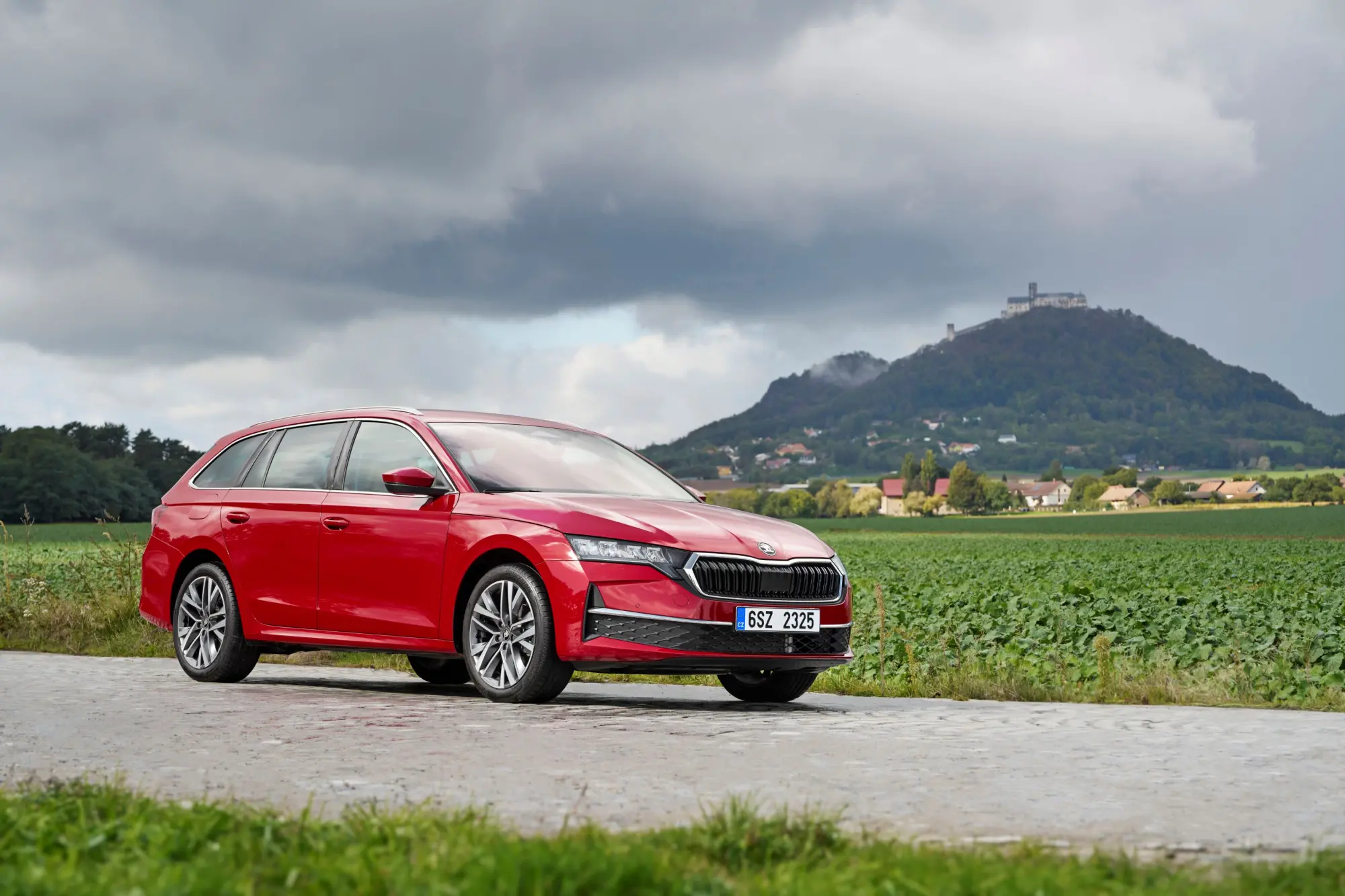 Škoda Octavia debutta nella gamma full hybrid: nuove motorizzazioni elettrificate