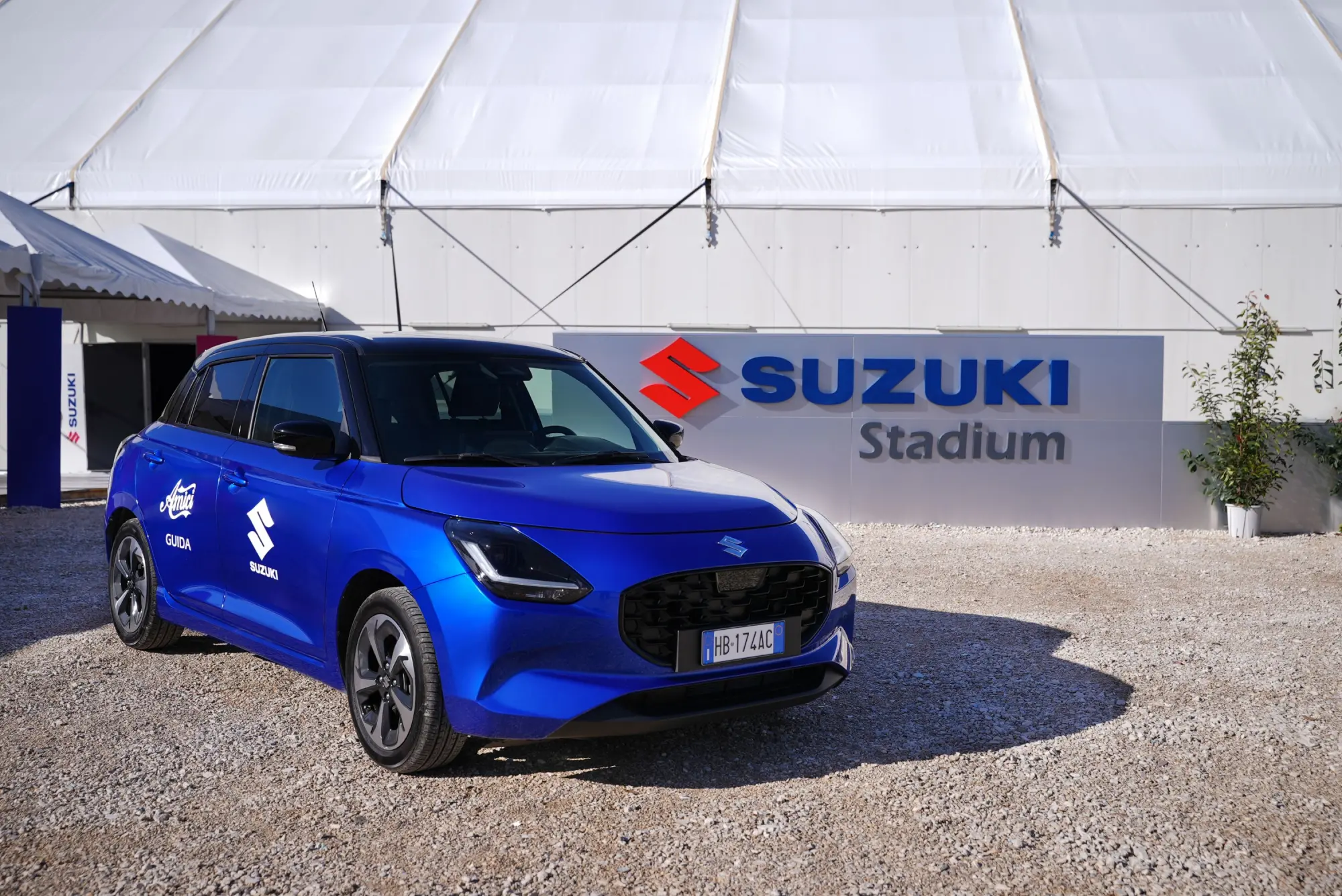 Amici sceglie Suzuki Swift Hybrid e inaugura una sezione sportiva nel talent