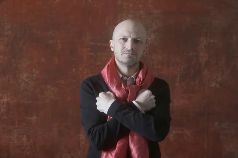 Mario Marcarini racconta le nevrosi quotidiane e il vizio del gioco nell'Italia che fu