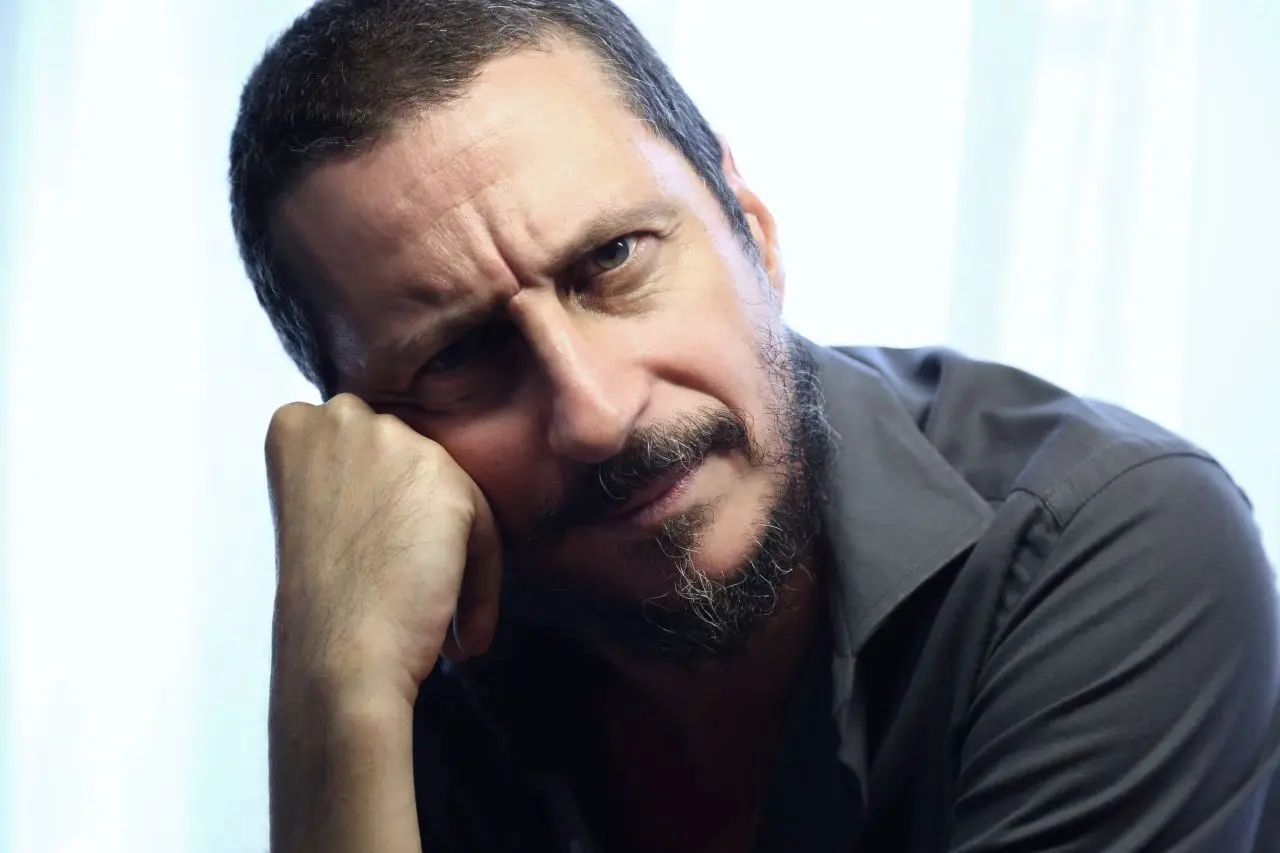 Luca Bizzarri protagonista a Frequenze: spettacolo tra satira e attualità in Sardegna