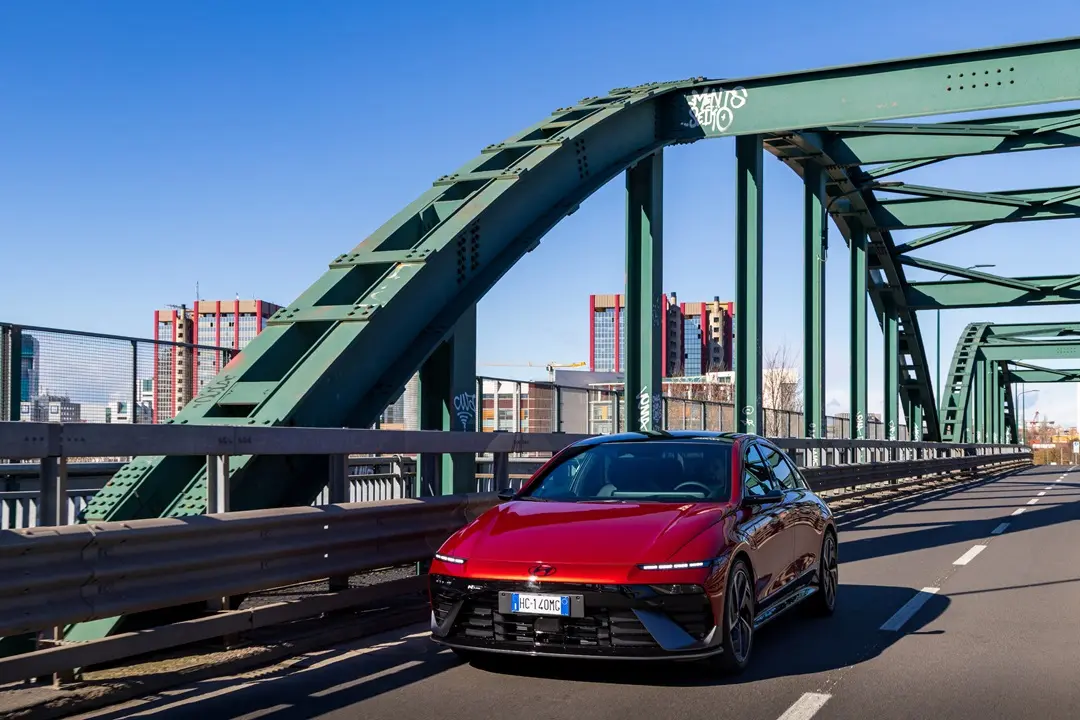 Hyundai lancia IONIQ 6 N Line: look sportivo e autonomia record fino a 595 km