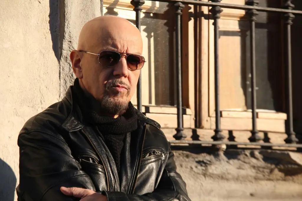 Enrico Ruggeri torna alla narrativa con un nuovo libro e le opere di Remo Rachini