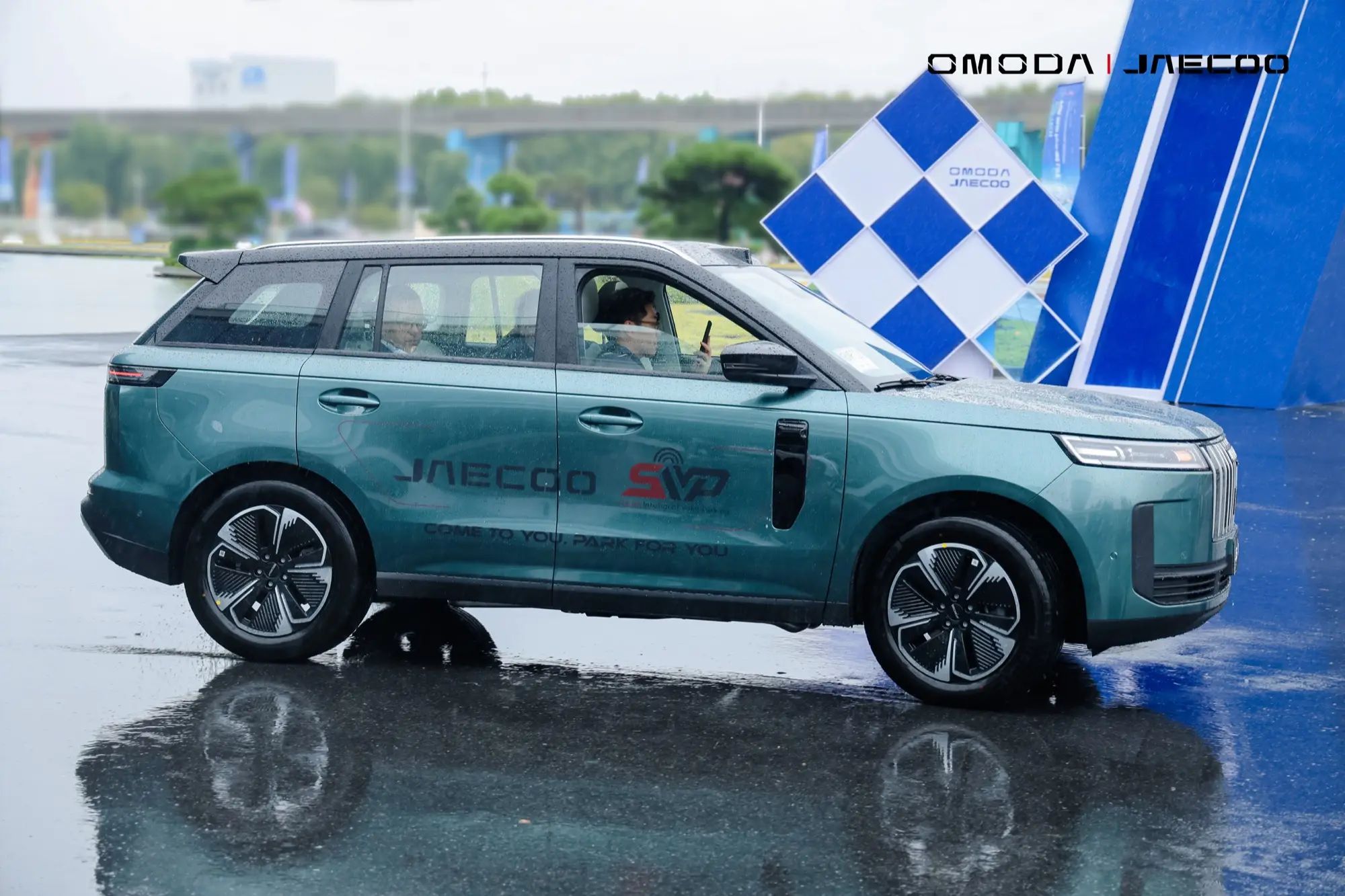 Omoda & Jaecoo rivoluzionano l'auto: parcheggio che si guida da solo e assistente che riconosce l'umore